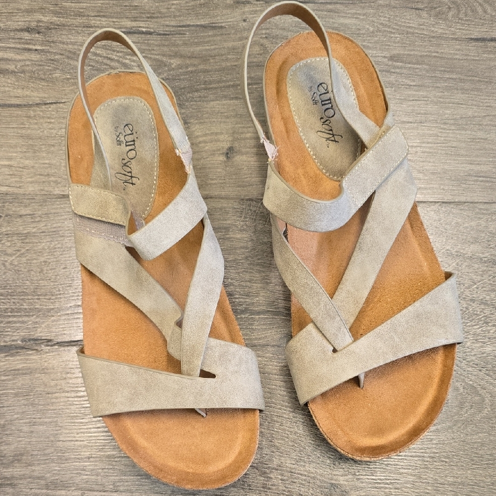 NWOT Tan Flat Sandals with Cross-Strap Design